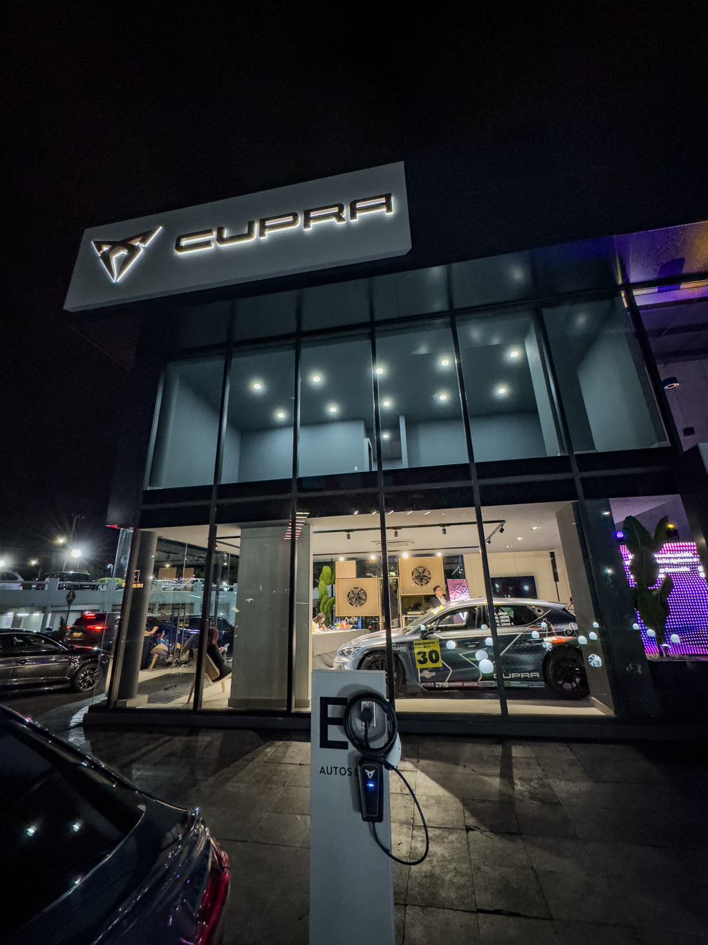 Cupra Garage llega a Zona Esmeralda: El espíritu deportivo se enciende.